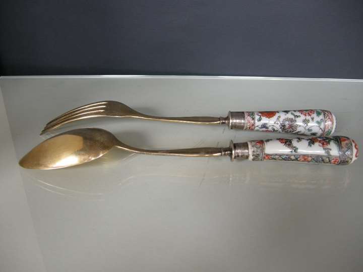 Chinese "famille verte" porcelain and vermeil fork and spoon decorated with birds and flowers. 